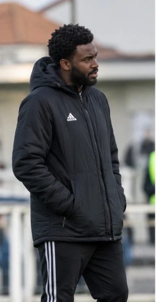 Aurélien, entraîneur U15, au bord du terrain