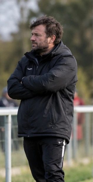 Thomas, entraîneur U18, au bord du terrain